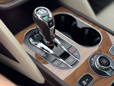 Used 2025 Bentley Bentayga image 20