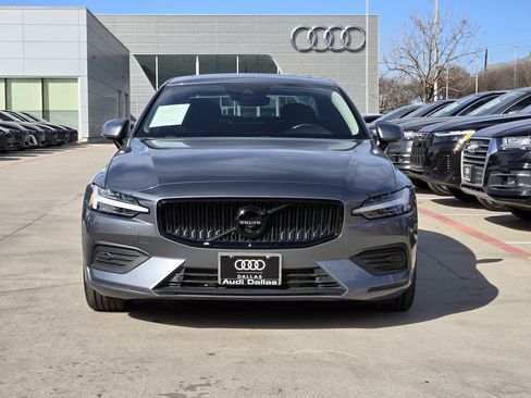 Used 2020 Volvo S60 T6 Momentum image 3