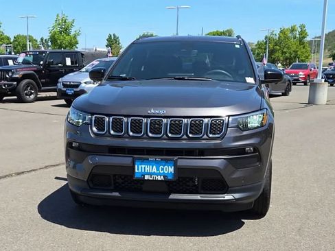 Used 2023 Jeep Compass Latitude w/ Convenience Group AWD/4WD image 3