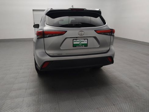 Used 2022 Toyota Highlander XLE FWD image 6