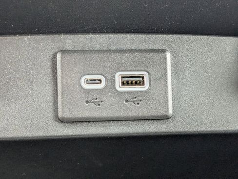 Certified 2025 Chevrolet Suburban Z71 AWD/4WD image 32