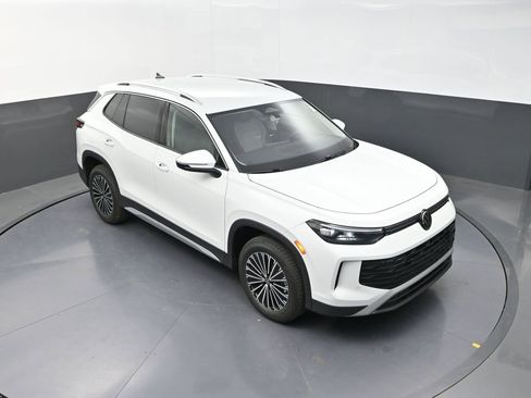 Used 2025 Volkswagen Tiguan S image 14