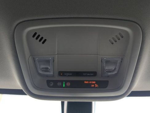 Used 2021 Chevrolet Traverse LT FWD image 23