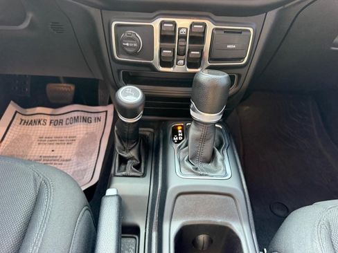 Used 2021 Jeep Gladiator Sport AWD/4WD image 16