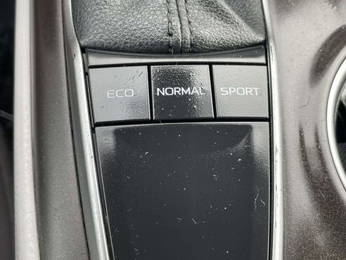 Used 2022 Toyota Camry LE FWD image 38