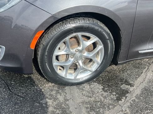 Used 2020 Chrysler Pacifica Limited image 27