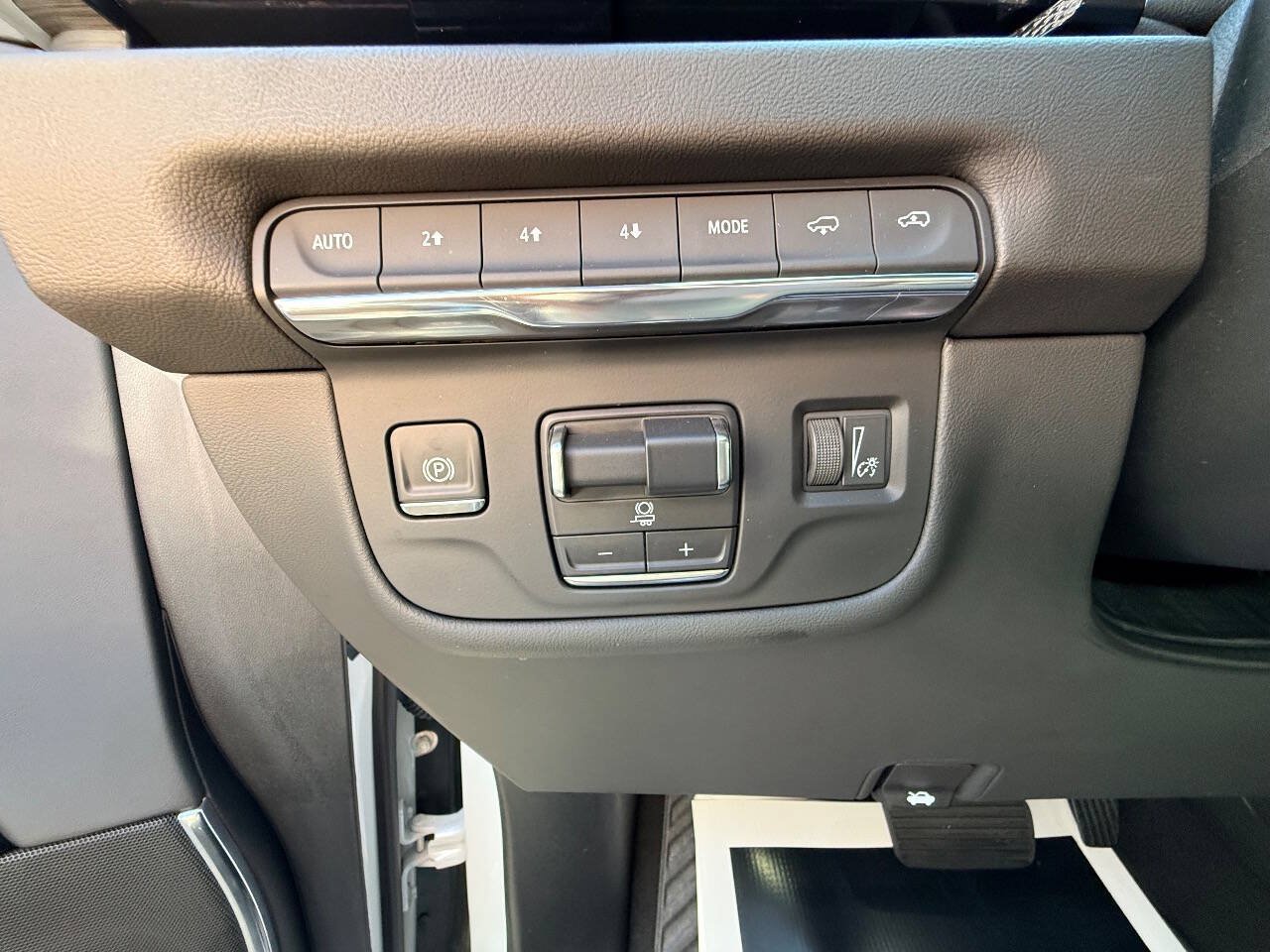 Used 2025 Cadillac Escalade Sport w/ Touring Package AWD/4WD image 33