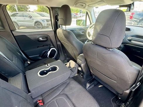 Used 2018 Jeep Renegade Latitude w/ Popular Equipment Group FWD image 14