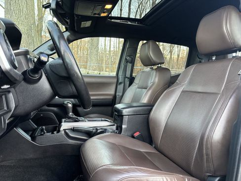 Used 2016 Toyota Tacoma Limited image 26