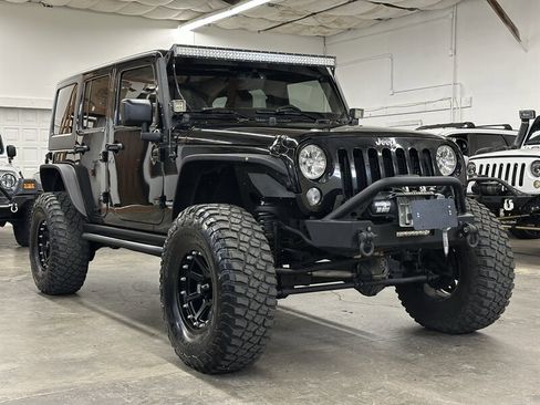 Used 2015 Jeep Wrangler Unlimited Rubicon w/ Connectivity Group AWD/4WD image 1