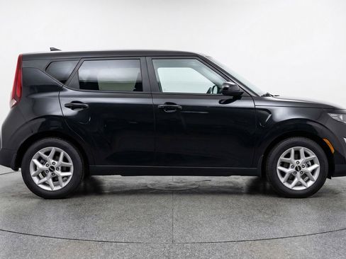 Used 2025 Kia Soul LX w/ LX Technology Package FWD image 11