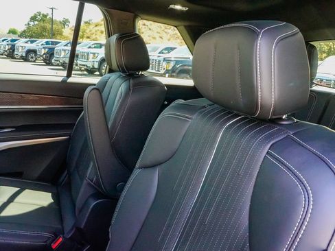 New 2027 Cadillac Vistiq Sport w/ LPO, Floor Liner Package AWD/4WD image 10