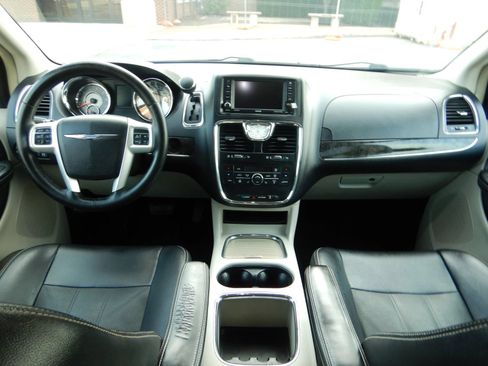 Used 2015 Chrysler Town & Country Touring-L w/ Driver Convenience Group FWD image 23