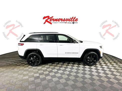 New 2025 Jeep Grand Cherokee Altitude image 8