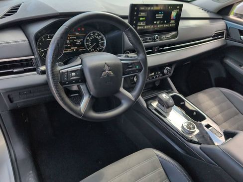 Used 2025 Mitsubishi Outlander SE FWD image 15