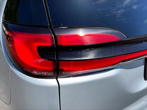 Used 2024 Chrysler Pacifica Touring-L FWD image 24