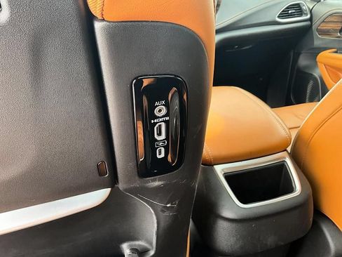 Used 2022 Chrysler Pacifica Pinnacle AWD/4WD image 34