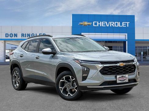 Used 2025 Chevrolet Trax LT w/ Driver Confidence Package FWD image 1