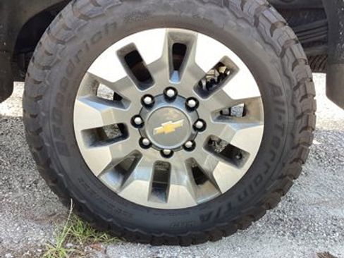 Used 2024 Chevrolet Silverado 2500 LT image 7