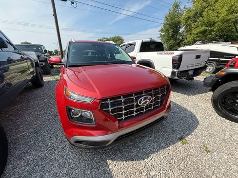 Used 2022 Hyundai Venue SEL FWD image 2