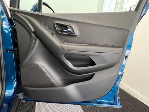 Used 2019 Chevrolet Trax LT w/ LT Convenience Package AWD/4WD image 11