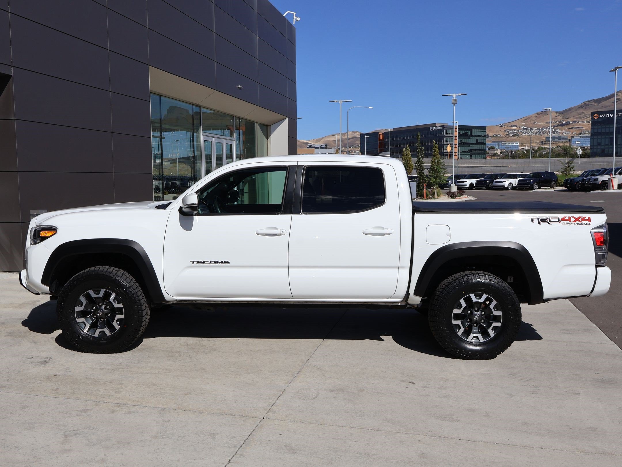 Used 2022 Toyota Tacoma TRD Off-Road w/ Technology Package AWD/4WD image 9