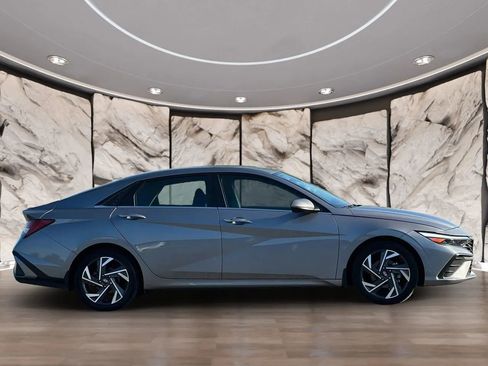 Used 2024 Hyundai Elantra SEL w/ Convenience Package image 5