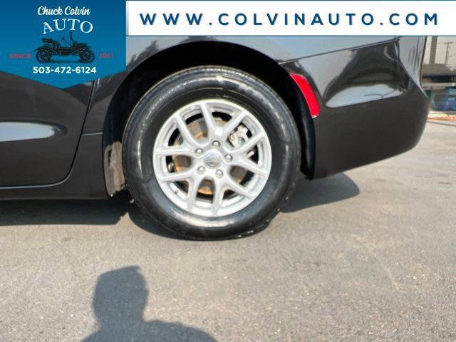 Used 2023 Chrysler Pacifica Touring-L FWD image 11