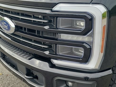 Used 2025 Ford F350 Platinum w/ FX4 Off-Road Package AWD/4WD image 9