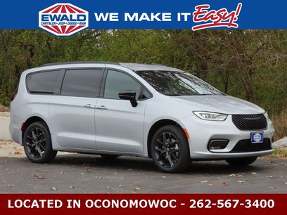 New 2026 Chrysler Pacifica Select w/ S Appearance Package