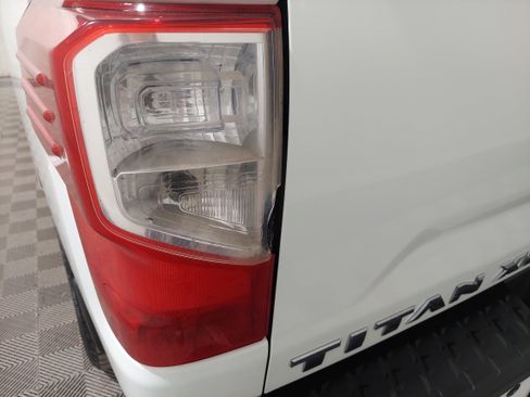Used 2018 Nissan Titan SV image 23