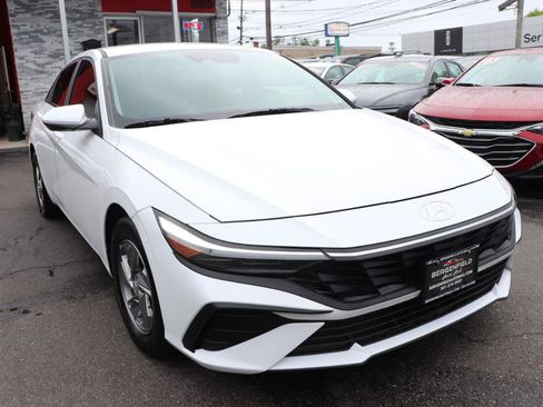 Used 2024 Hyundai Elantra SE FWD image 7
