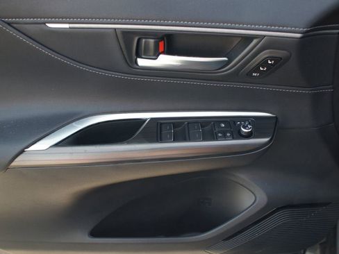 Used 2021 Toyota Venza Limited image 30