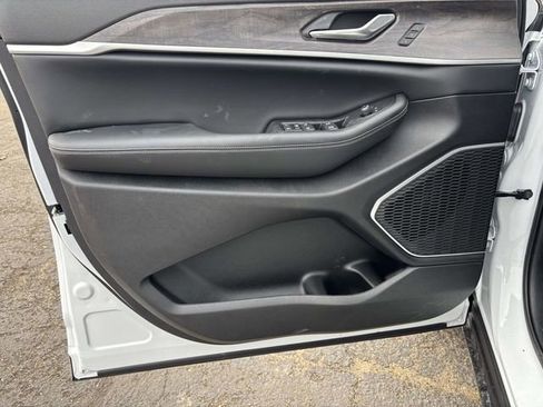 New 2026 Jeep Grand Cherokee L Limited w/ Limited Altitude Package image 19