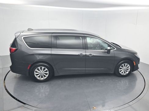 Used 2018 Chrysler Pacifica Touring Plus image 45