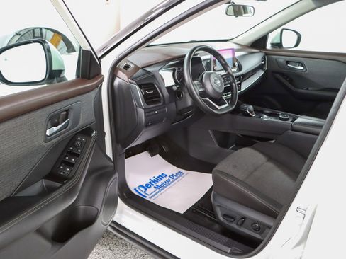 Used 2021 Nissan Rogue SV AWD/4WD image 3