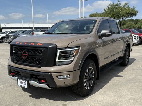Used 2024 Nissan Titan PRO-4X w/ Pro-4x Convenience Package AWD/4WD image 9
