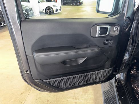 Used 2019 Jeep Wrangler Unlimited Sahara image 17