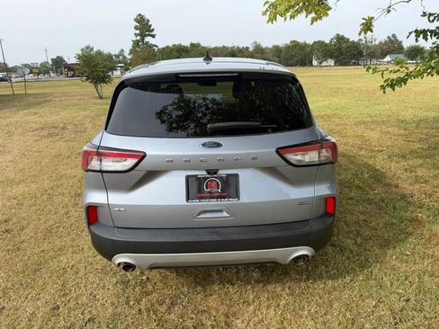 Used 2022 Ford Escape SE w/ Cold Weather Package FWD image 4