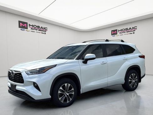 Used 2023 Toyota Highlander XLE AWD/4WD image 8