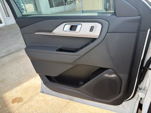 Used 2025 Ford Explorer Active RWD image 24