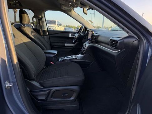 Certified 2021 Ford Explorer XLT image 3