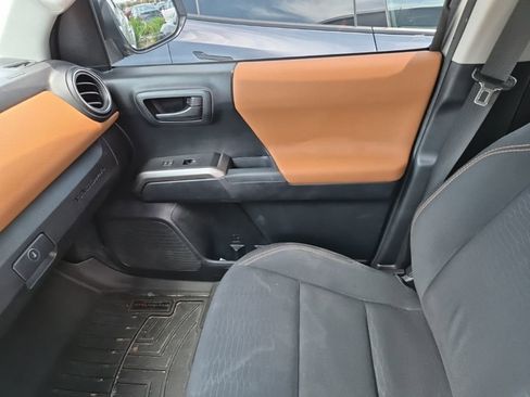 Used 2017 Toyota Tacoma SR5 w/ Tow Package image 9