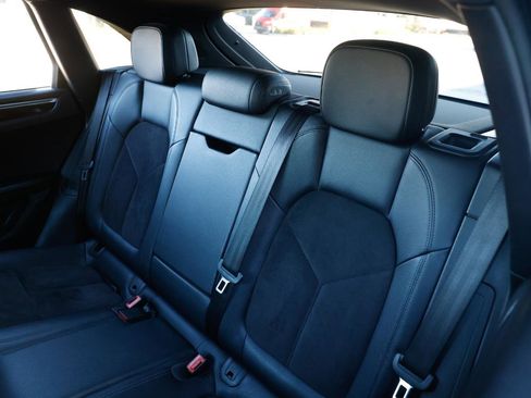 Used 2017 Porsche Macan AWD SPORT UTILITY 4DR WAGON image 7