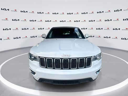 Used 2019 Jeep Grand Cherokee Laredo image 3