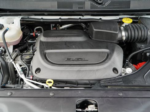 Used 2024 Chrysler Pacifica Touring-L FWD image 34