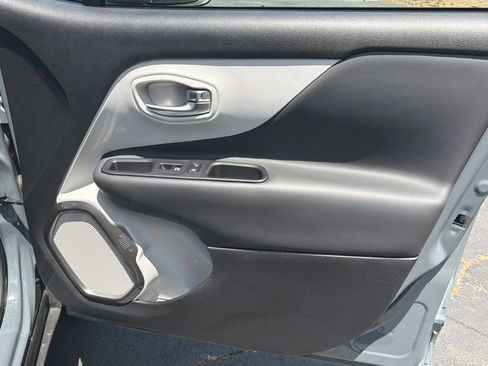 Used 2018 Jeep Renegade Limited FWD image 23