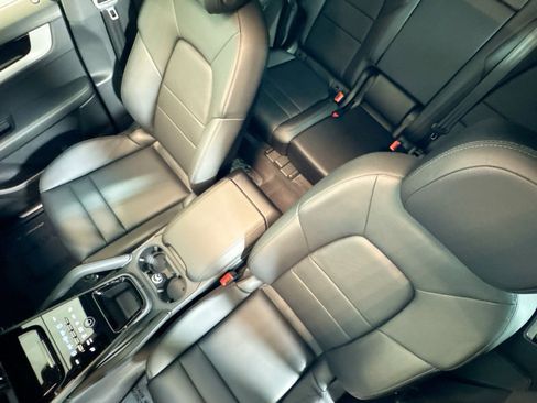 Used 2025 Porsche Cayenne image 19