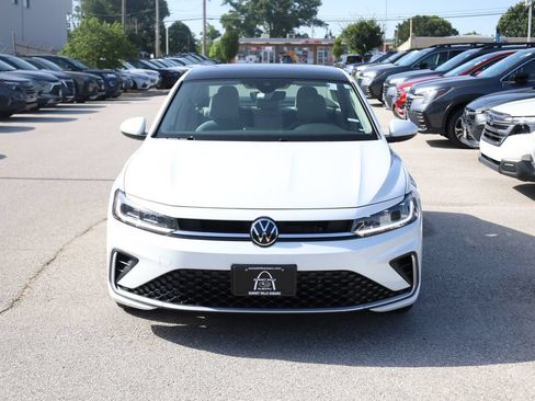 Used 2025 Volkswagen Jetta SE FWD image 4