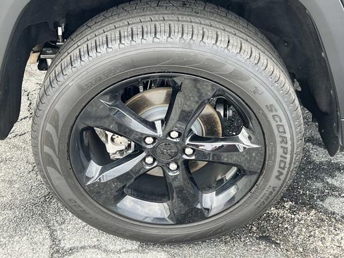 Used 2025 Jeep Grand Cherokee Limited w/ Luxury Tech Group II image 17